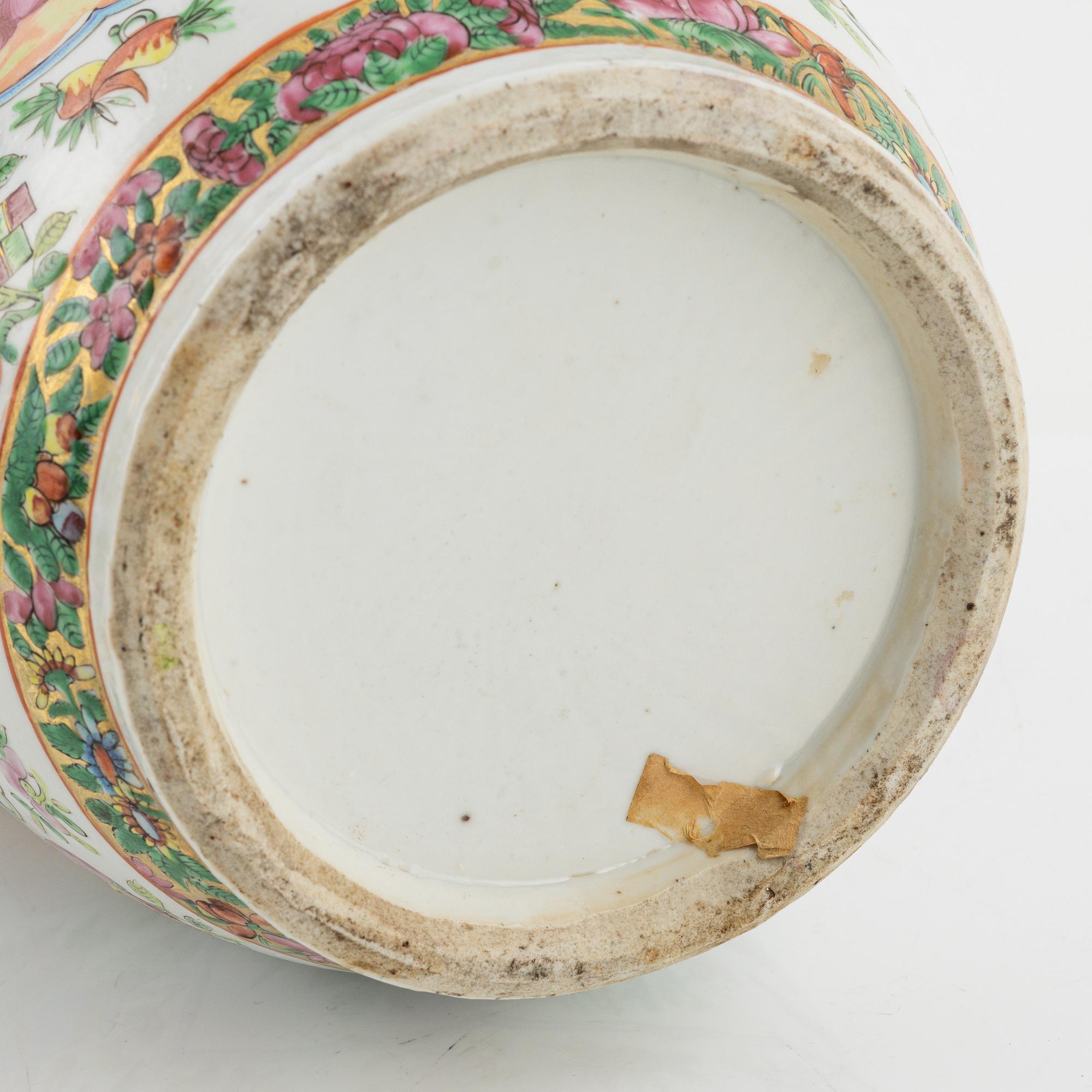 A famille rose porcelain vase, Kanton, and a porcelain urn, China, end of the 19th century.