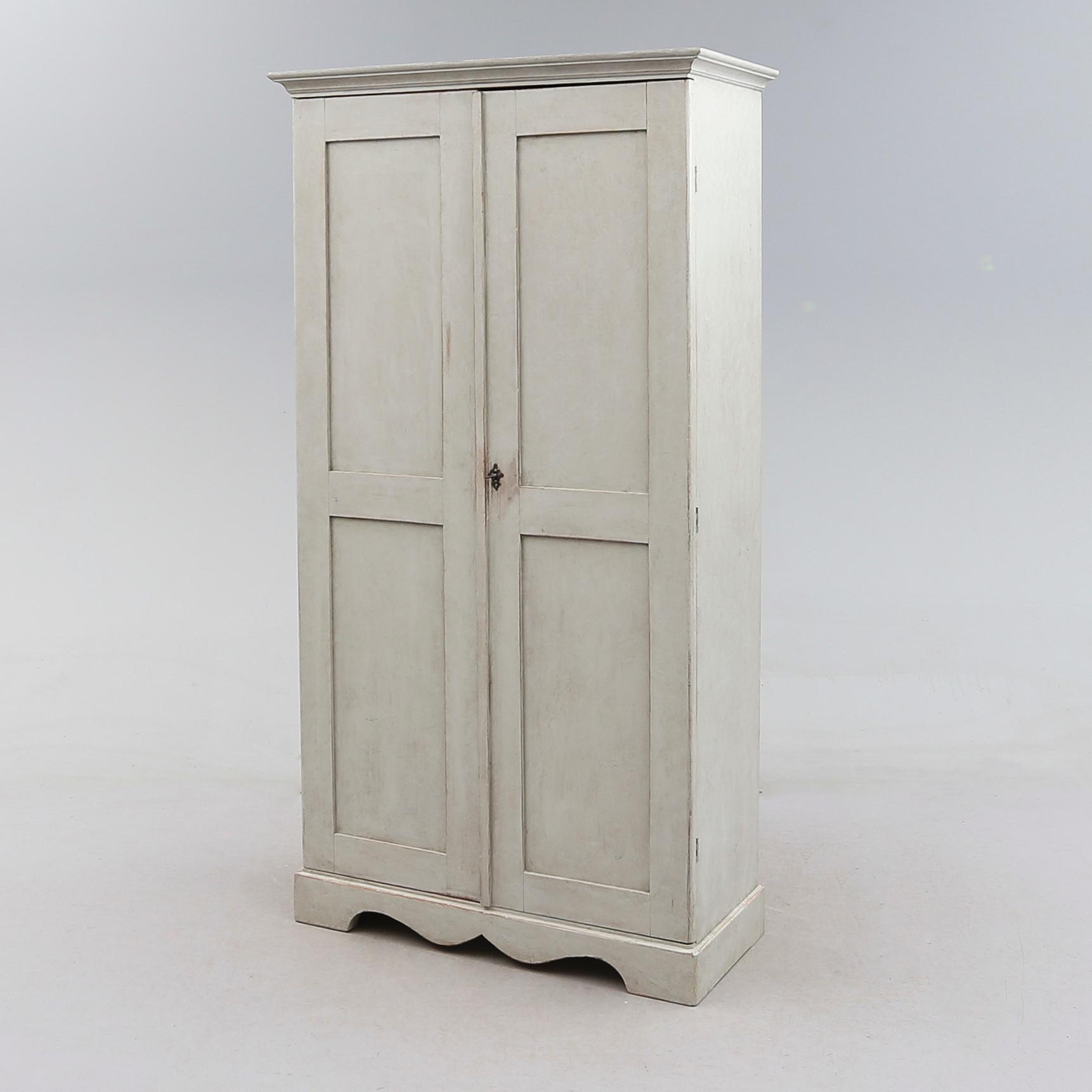 KLÄDSKÅP, 1800-talets andra hälft.