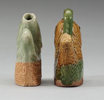 VATTENDROPPARE, två stycken, keramik. Qing dynastin, Kangxi (1662-1722).