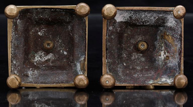 LJUSSTAKAR, ett par, mässing, Sydsverige, omkring 1800.
