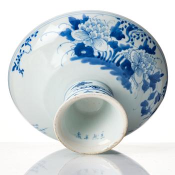 A blue and white tazza, late Qing dynasty, 19th Century.