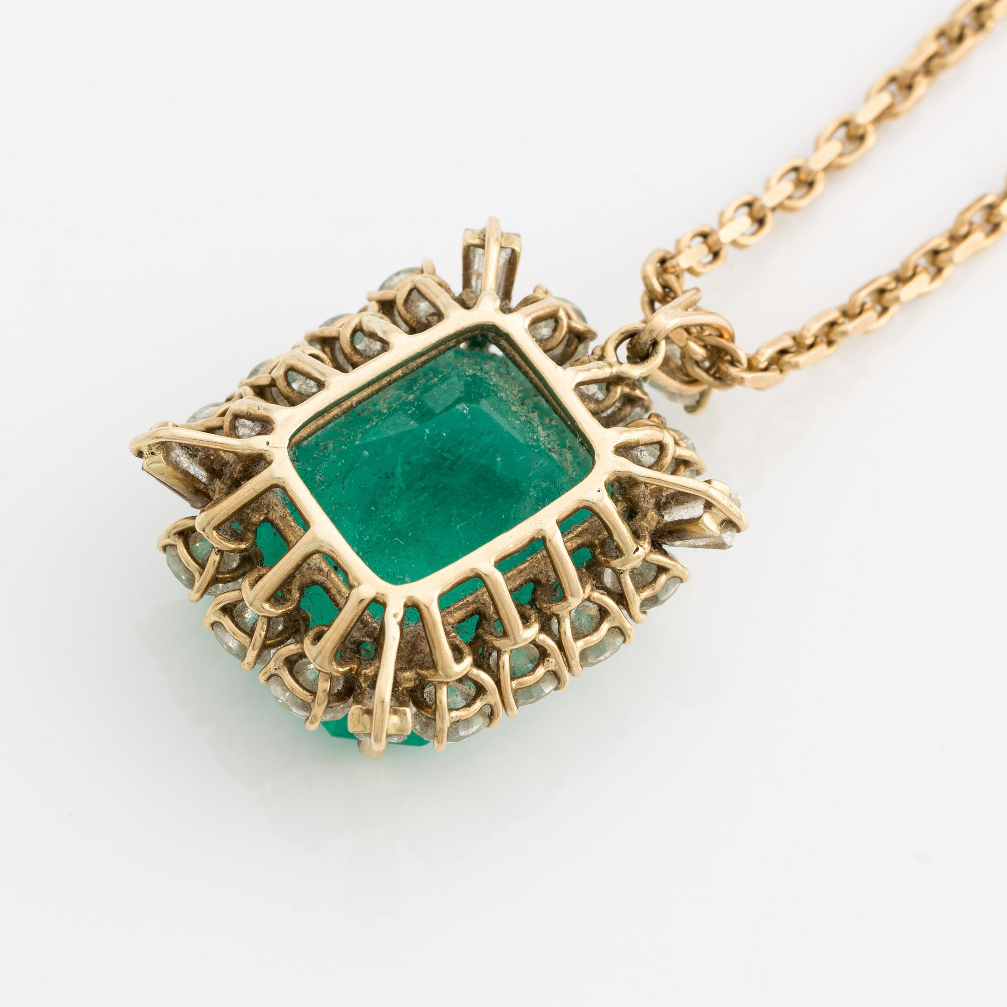 Hänge, med smaragdslipad smaragd och trapets- och briljantslipade diamanter, med kedja.