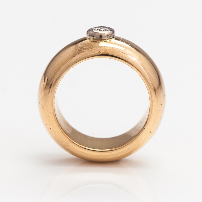An 18K gold ring with a ca. 0.22 ct diamond. B. Ahlfors, Helsinki 1971.