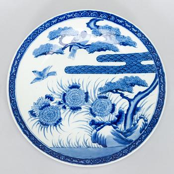 A large porcelain dish, Japan early 20th century.