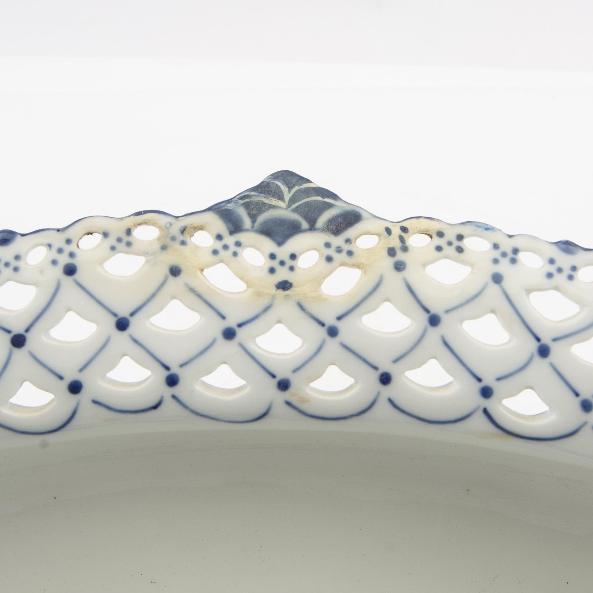 Jardinière "Musselmalet helblonde" Royal Copenhagen Denmark early 20th century porcelain.