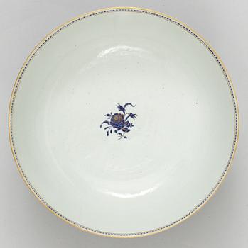 An enamelled punch bowl, Qing dynasty, Jiaqing (1796-1820).