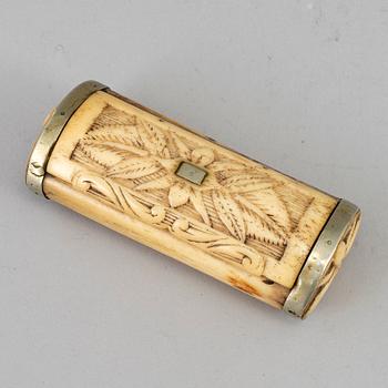 An bone snuff box, 18th/19th century.