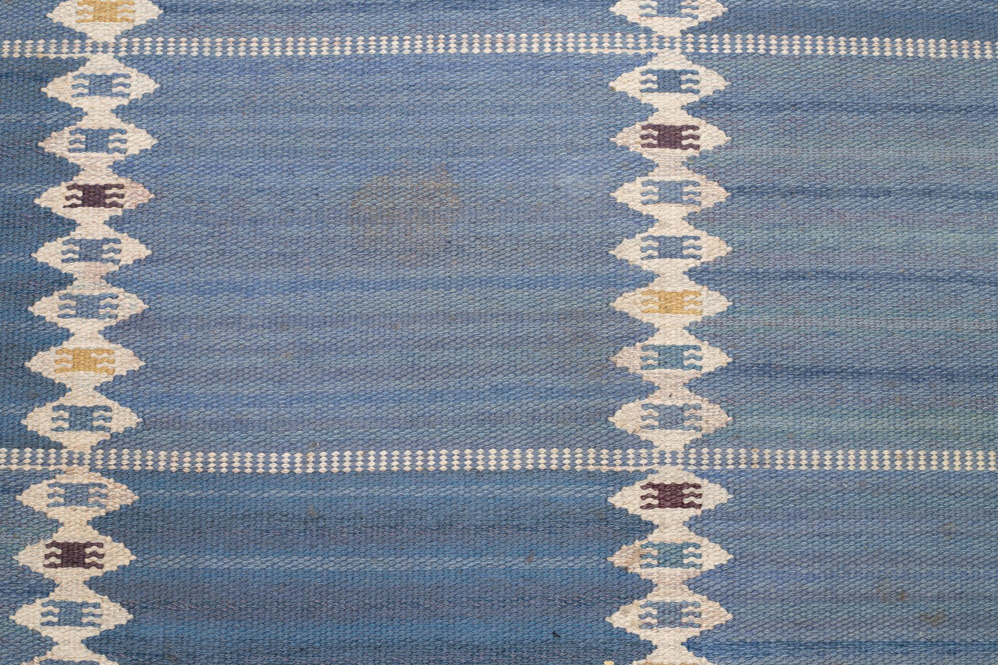 Barbro Nilsson, Matta, "Salerno blå med enkel bård", rölakan, ca 332 x 212 cm, signerad AB MMF BN.