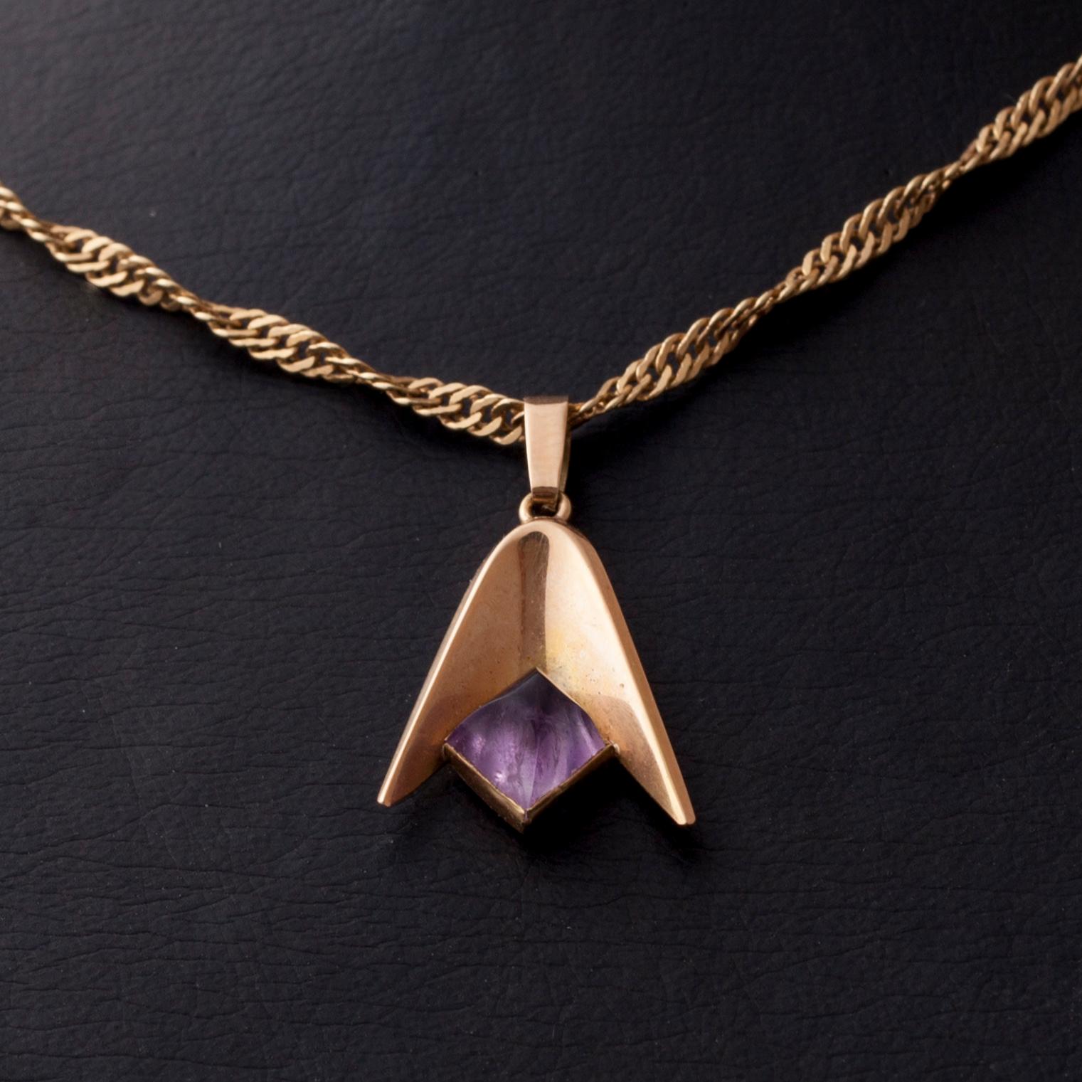 KAULAKORU, kulta, ametistiriipus, Erkki Juhani Peusa, Helsinki, 1960-luku. Paino 4,6 g.