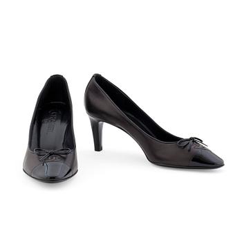 CHANEL, a pair of black leather pumps.