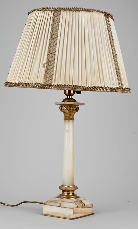 BORDSLAMPA, marmor, omkring sekelskiftet 1800/1900.