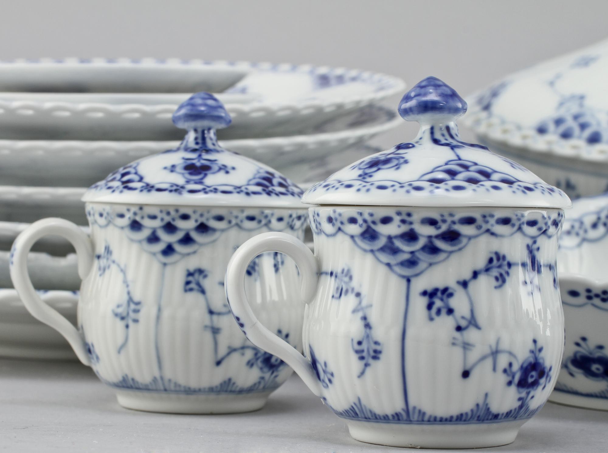 PARTI SERVISDELAR, 65 delar, "Musselmalet", Royal Copenhagen, 1900-tal.
