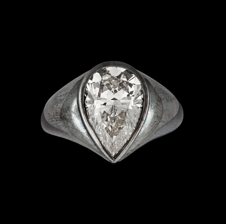 A pear shaped diamond, 5.15 cts, ring. Black oxidized gold.
