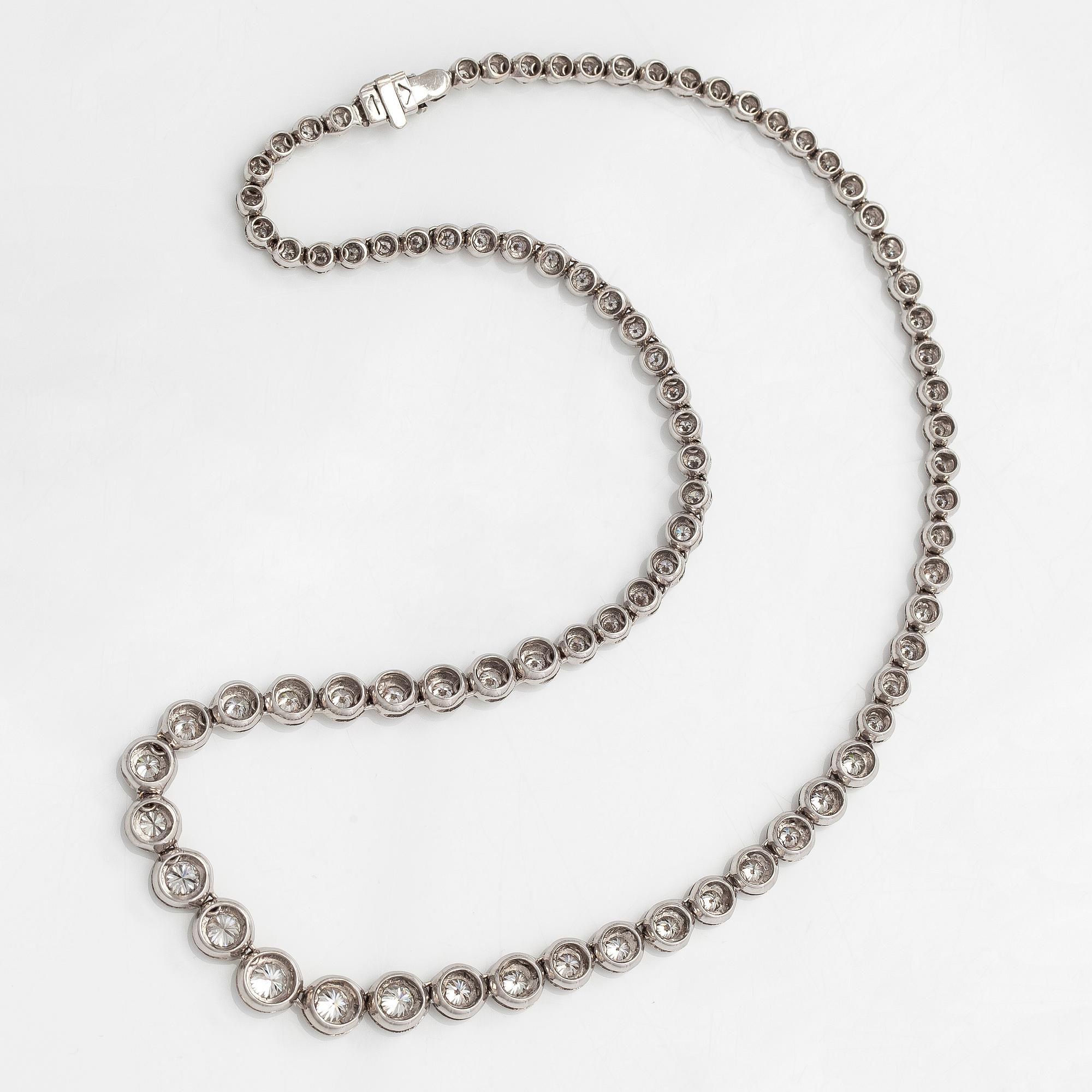 Collier, rivieré i 18K vitguld med runda briljantslipade diamanter.