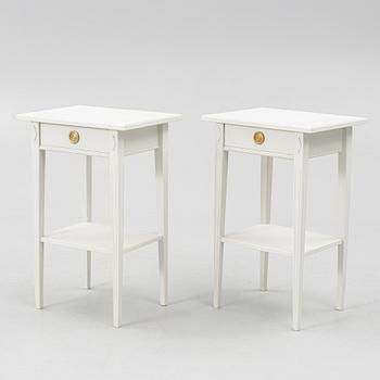 Sängbord, ett par, gustaviansk stil, samtida tillverkning.
