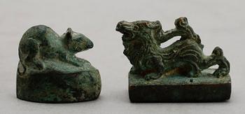 DOSA, lapis lazuli samt FIGURER, 2 st, brons, 1900-tal.