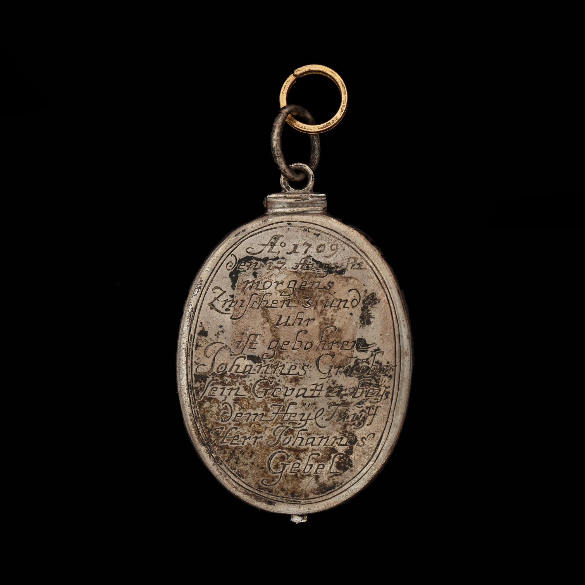 MEDALJONG, silver, troligen Tyskland 1700-tal, till minne av dop, bär datering, 1709. Totalvikt 41 gr.