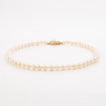 Necklace of cultured pearls with a cultured mabé pearl clasp in 18K gold.