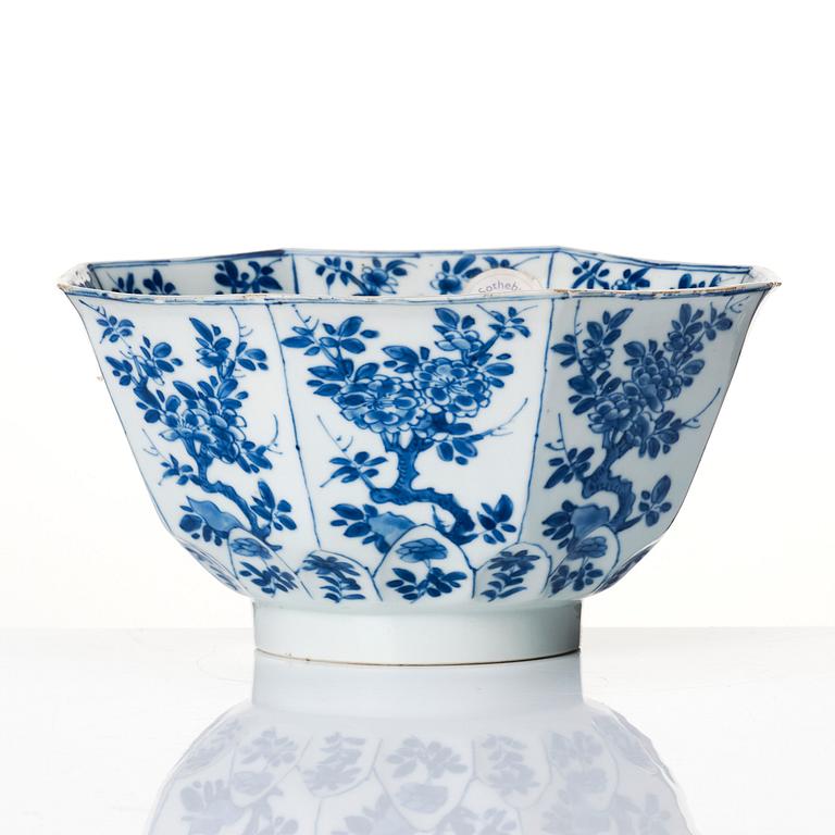 A blue and white octagonal bowl, Qing dynasty, Kangxi (1662-1722).