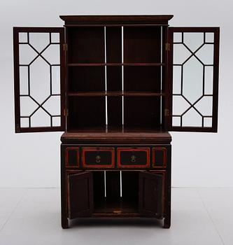 VITRINSKÅP, orientaliskt, omkring år 1900.