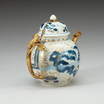 A blue and white tea pot with cover, Qing dynasty, Kangxi (1662-1722).