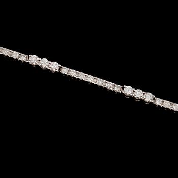 ARMBAND, 18k vitguld med briljantslipade diamanter, totalt ca 2.00 ct. Vikt 8 g.