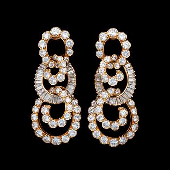 1042. A pair of Van Cleef & Arpel earrings set with different cut diamonds, tot. 15 cts.