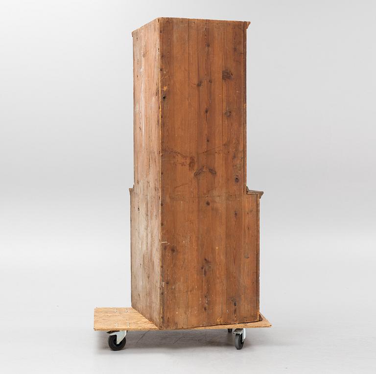 A painted corner cabinet from around the year 1800.