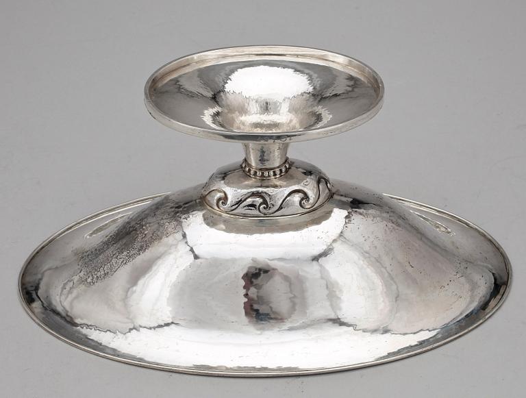 SKÅL PÅ FOT, silver, Bh Edlund, Stockholm, 1925. Vikt ca 478g.