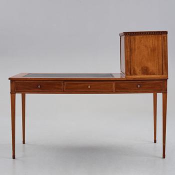 SKRIVBORD MED UPPSATS, Stockholmsarbete 1700-talets slut, Sengustavianskt.