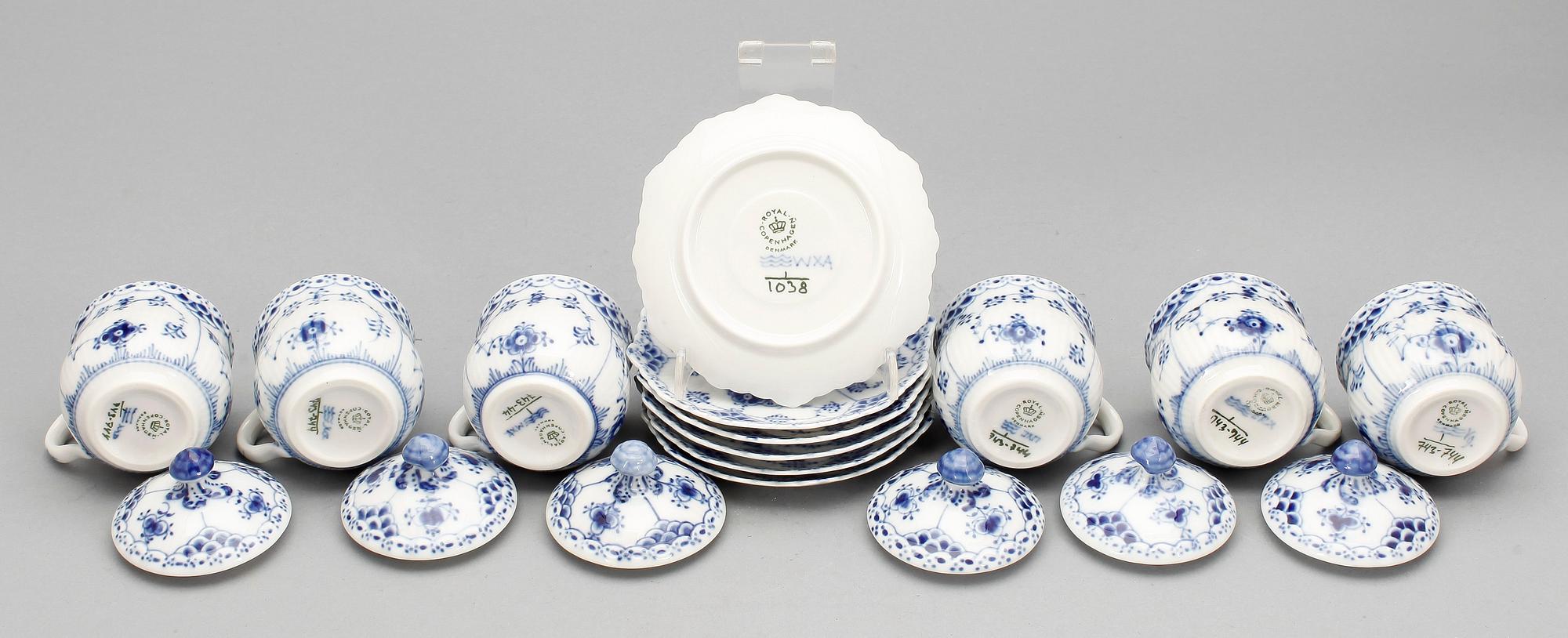 CREMEKOPPAR MED FAT, 6 st, porslin, Royal Copenhagen, "Musselmalet", 1900-tal.