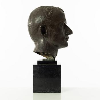 Gudmar Olovson, skulptur. Signerad. Numrerad. Gjutarstämpel. Brons, total höjd 44,5 cm, längd 24 cm.