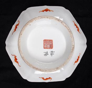 SKÅLFAT, porslin, Kina omkring 1900.