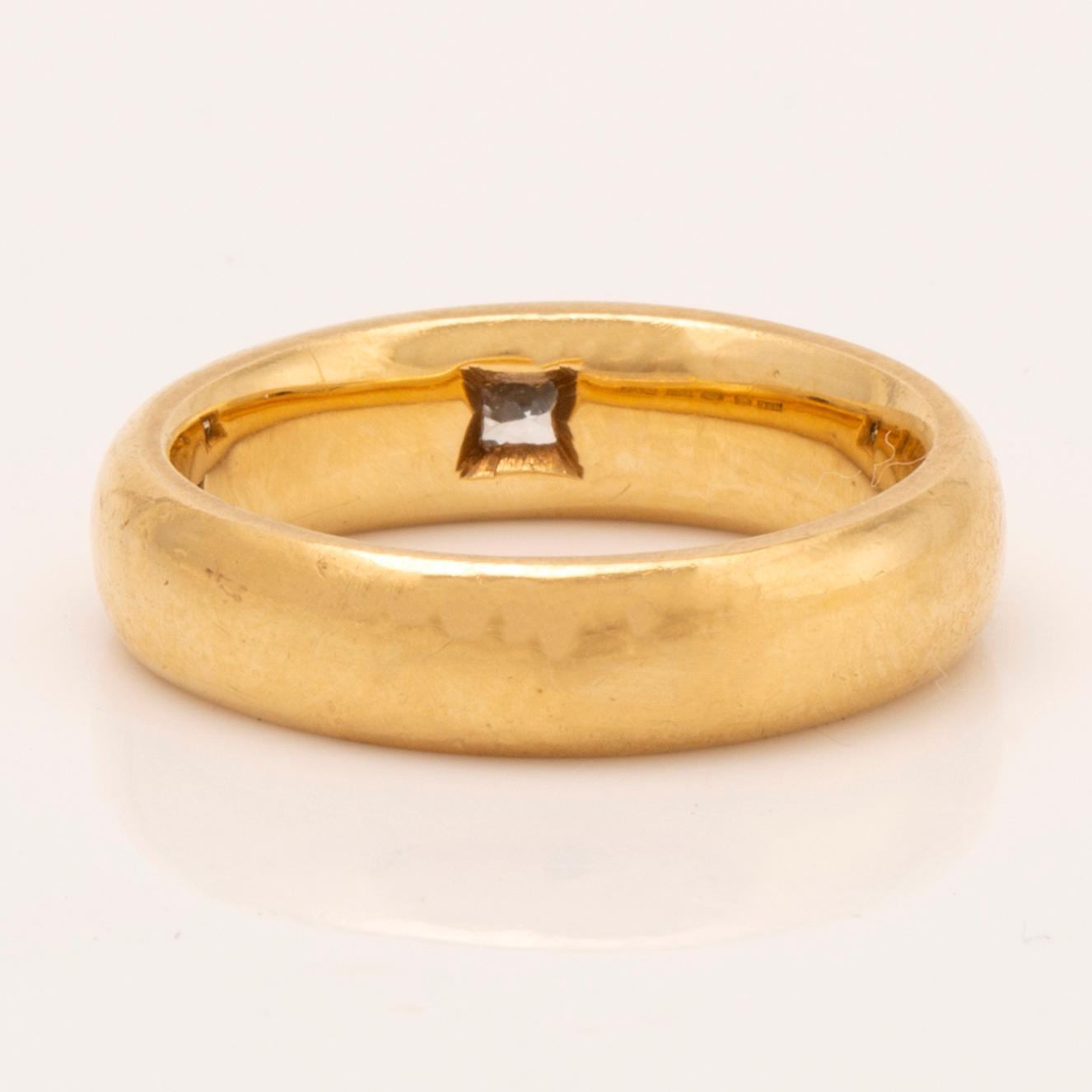 J Butler Malmö 1996 , ring 18K guld med en oval-slipad briljant ca 0,40 ct.