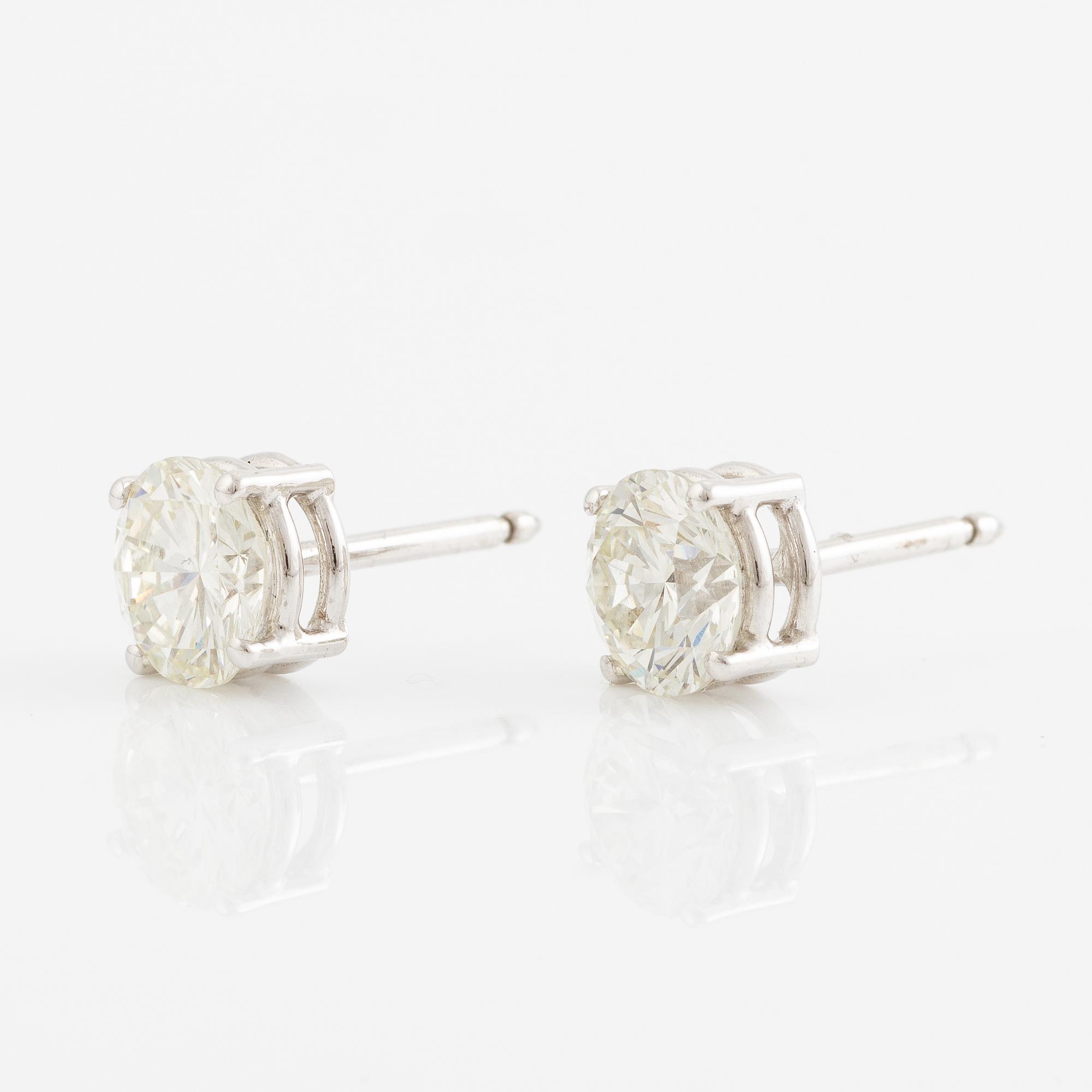 A pair of earrings in 18K gold set with round brilliant-cut diamonds.
