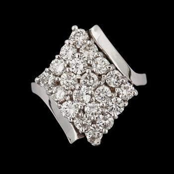 898. RING med briljantslipade diamanter totalt ca 2.52 ct.