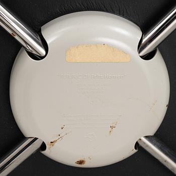 Arne Jacobsen, stolar 4 st, "Sjuan" för Fritz Hansen Danmark 2006.