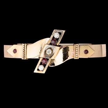 A BRACELET, old cut diamonds, garnets, 14K (56) gold. Yemelyan Kuznetsov, Moscow 1886-1897.