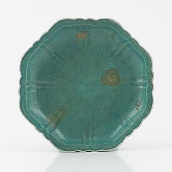 A turquoise glazed dish on a stand, late Qing dynasty, circa 1900.