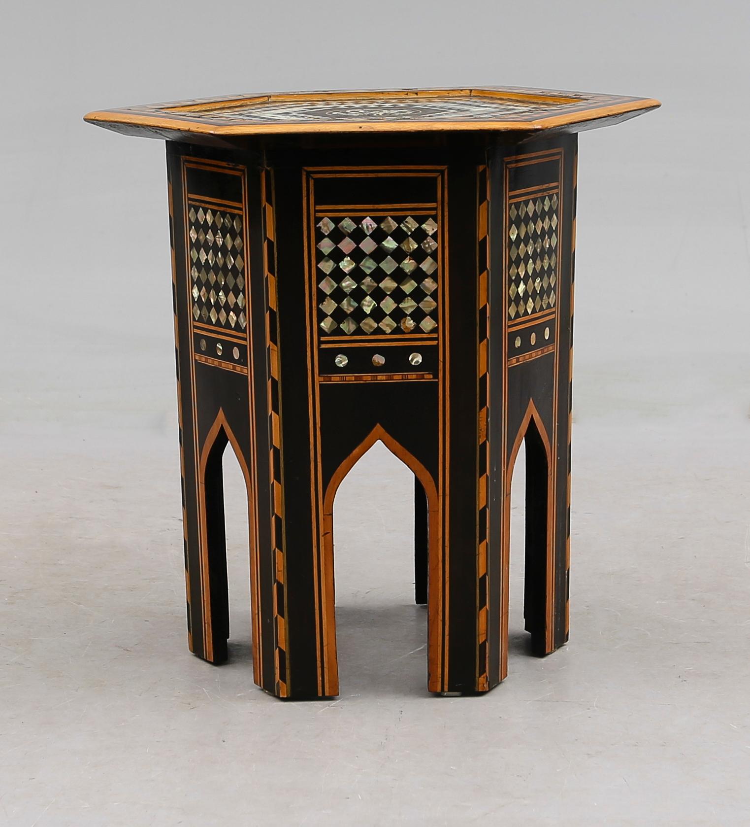 BORD, orientaliskt, 1900-talets mitt.