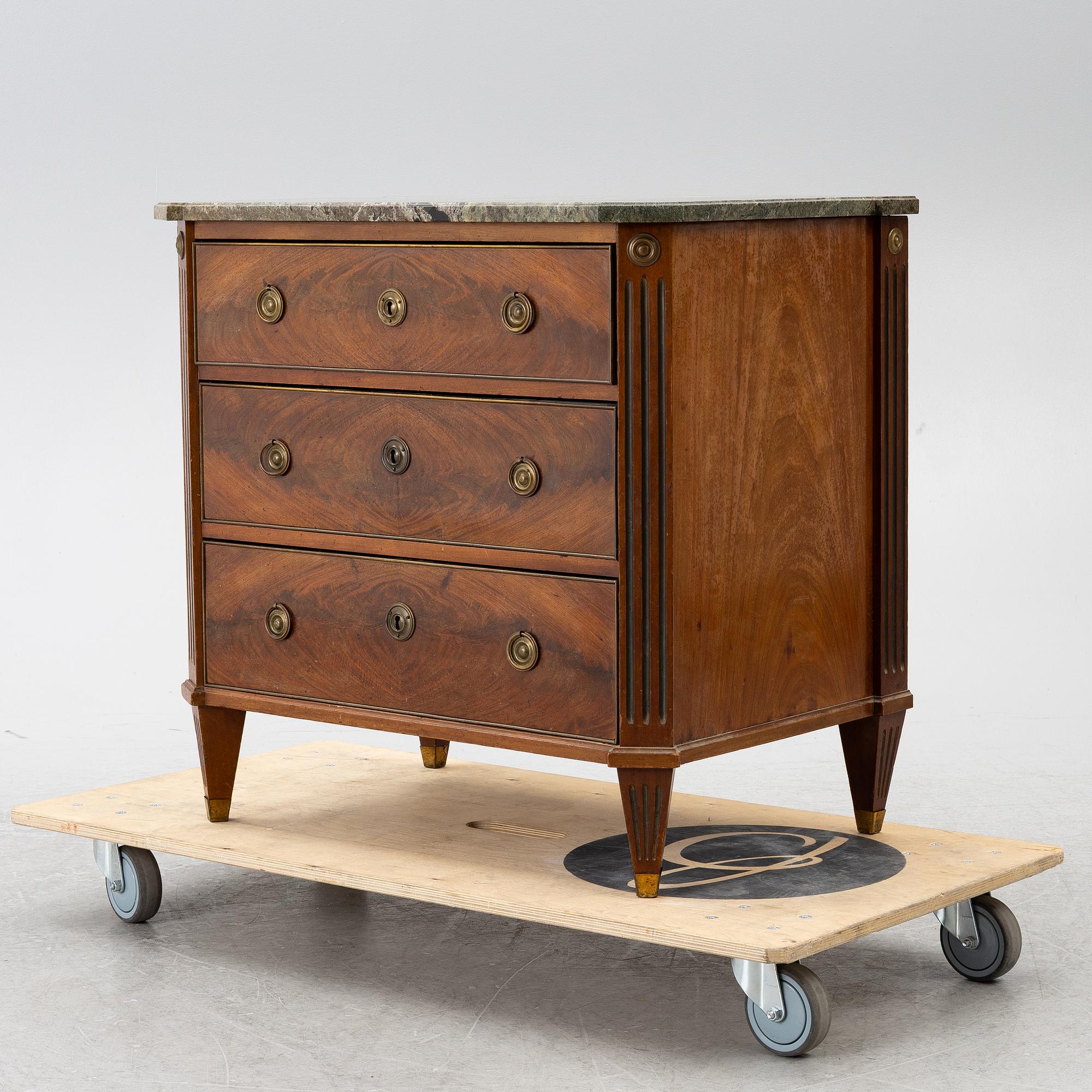 Byrå, sengustaviansk stil, 1800-tal.