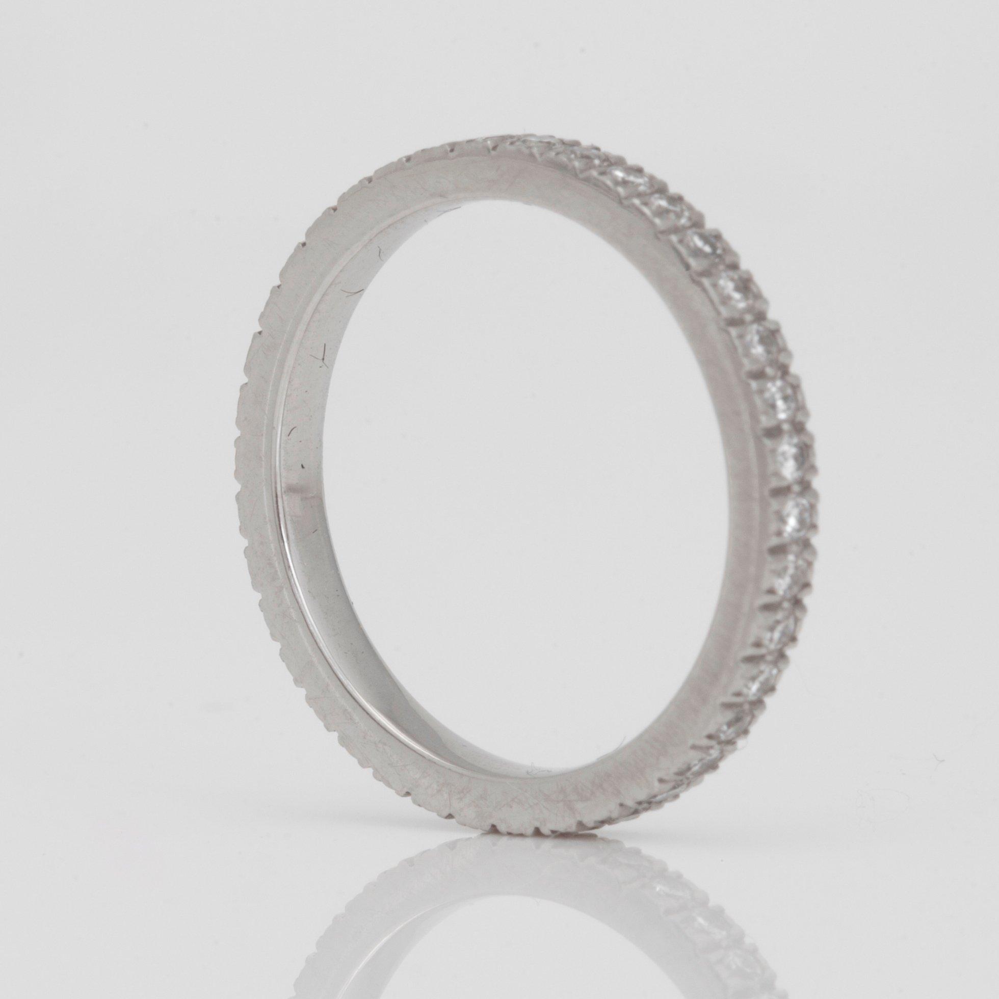 TVÅ RINGAR, en med briljantslipad diamant, circa 2.00 ct. 
En helallians med briljantslipade diamanter på ringskena.