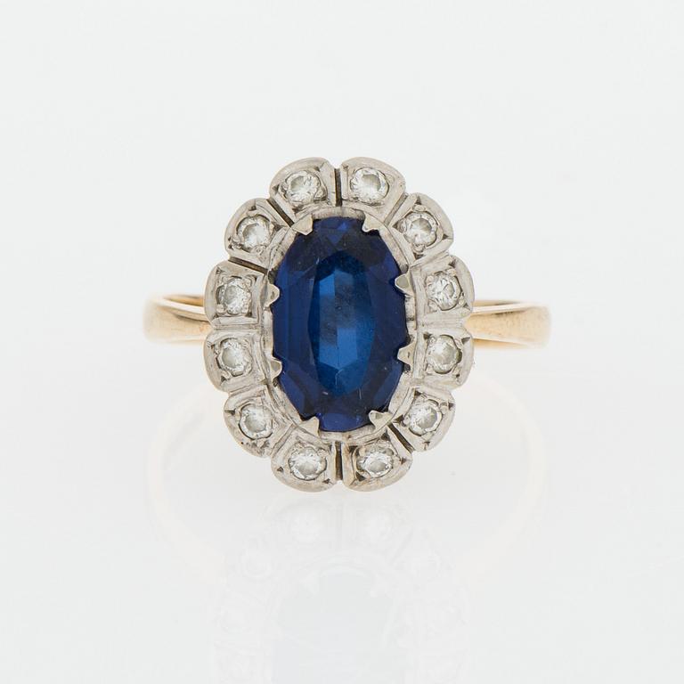 RING, 14K guld, briljantslipade diamanter, syntetisk safir. Pertti Aittila 1993.