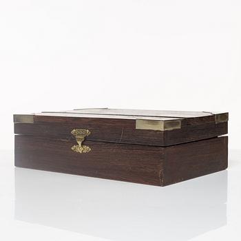 Slaglåspistoler ett par belgiska, i senare schatull, 1800-tal.