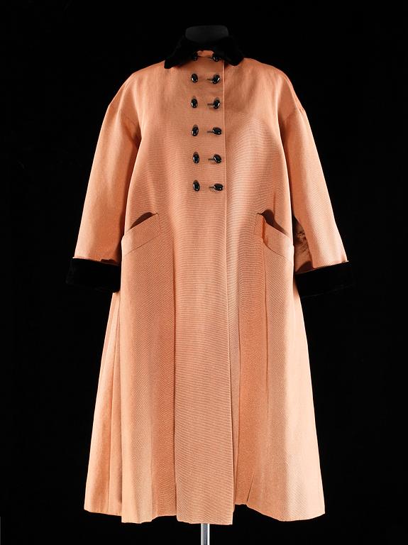 A 1960s beige silk coat by Märthaskolan.