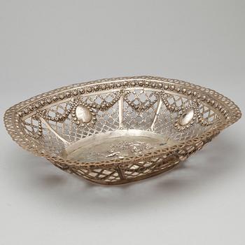 FAT samt SKÅL, silver, bland annat CG Hallberg, Stockholm, 1927. Totalvikt ca 360 gram.