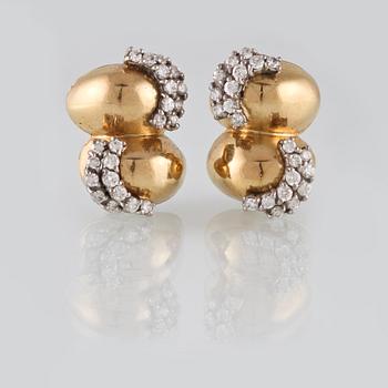 ÖRHÄNGEN, 18K guld samt 22 briljantslipade diamanter ca 2.00 ct. Vikt 24,9 gram.