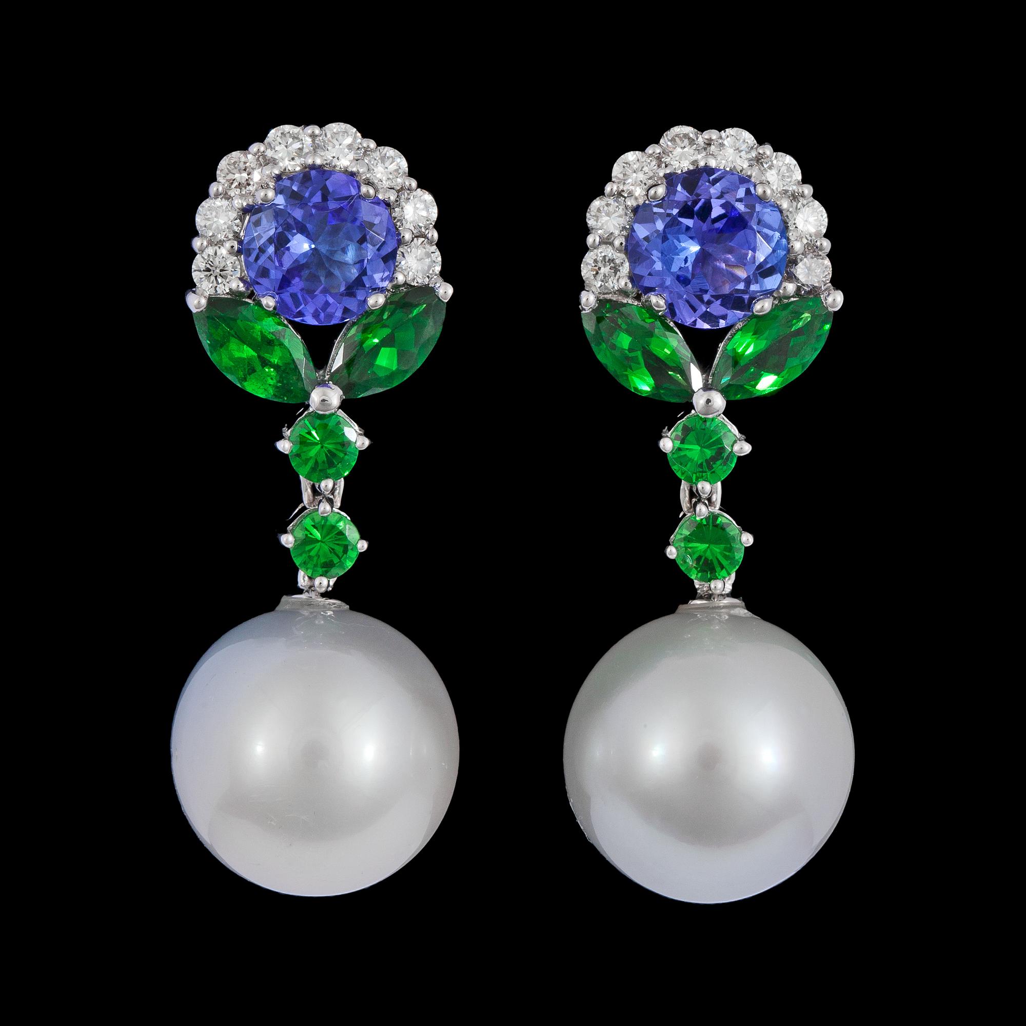 ÖRHÄNGEN, odlade South sea pärlor, 13,2 mm, tanzaniter, 2.70 ct, tsavoriter och briljantslipade diamanter, tot. 0.70 ct.