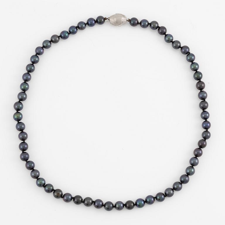 Necklace of cultured freshwater pearls, clasped with 14K white gold and round brilliant-cut diamonds.