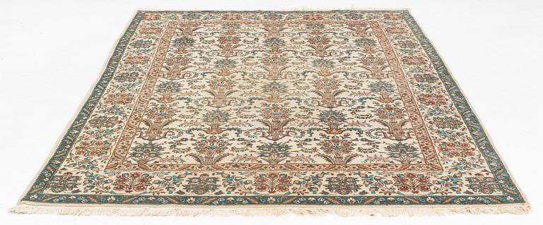 A Tabriz, ca 295 x 195 cm.
